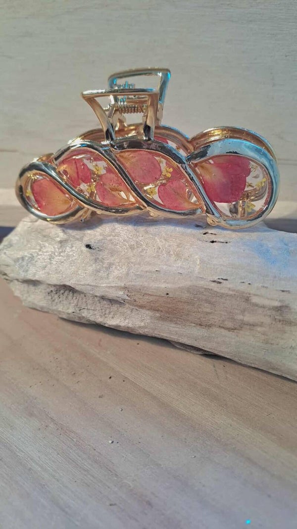 Pince à cheveux forme torsadée - fleurs naturelles de pétales de roses rouge