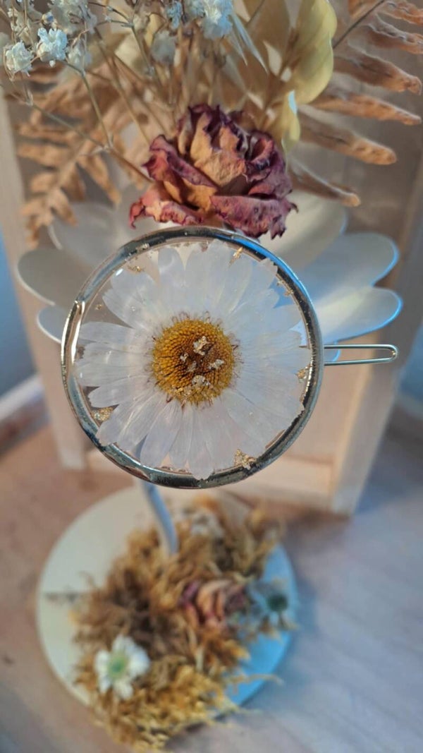 Bijou de cheveux en fleurs séchées de Margueritte - résine et métal argenté