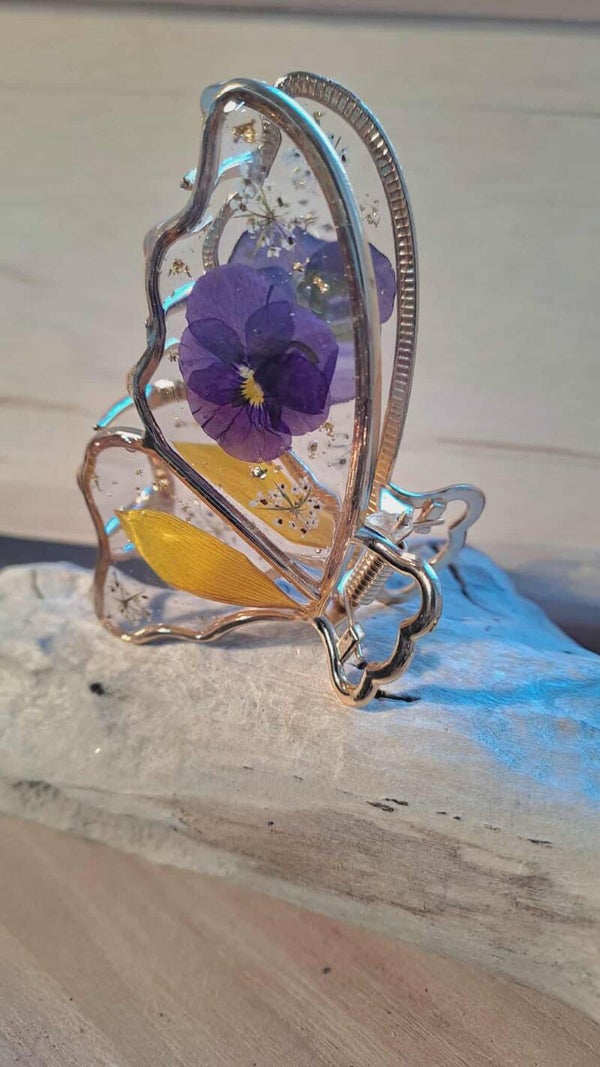 Pince à cheveux forme papillon - fleurs naturelles séchées de pensées et pétales de Tournesols