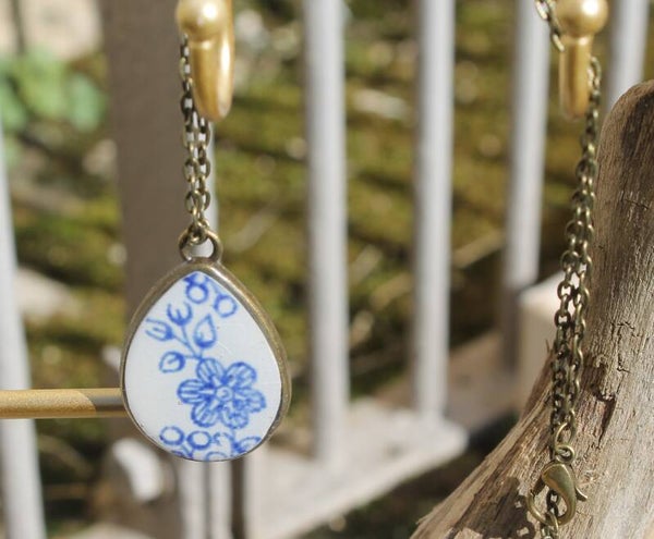 Collier bronze fleur bleue