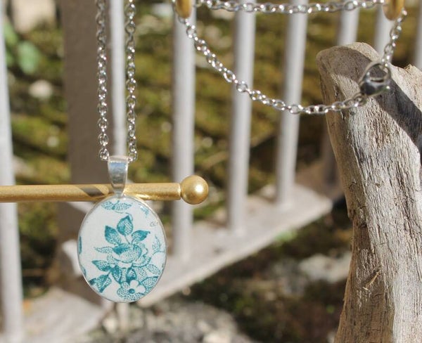 Collier ovale fleur bleue