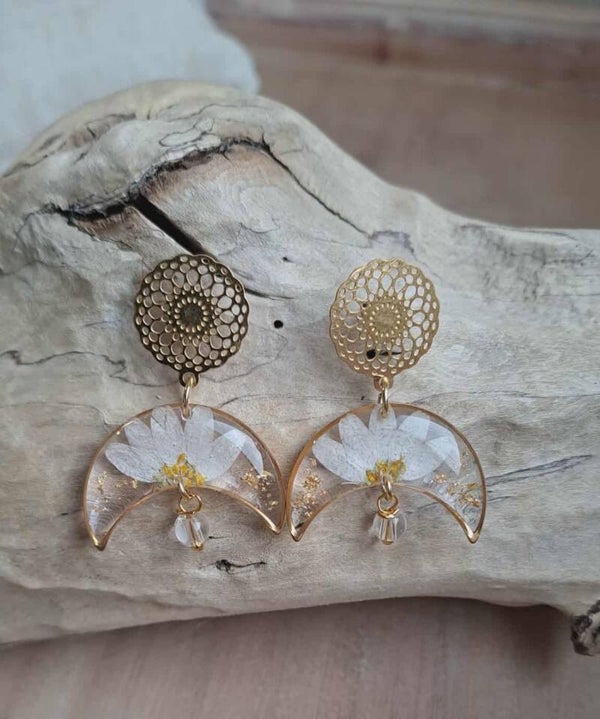 Boucles d'oreilles fleurs blanches, particules feuilles d'or