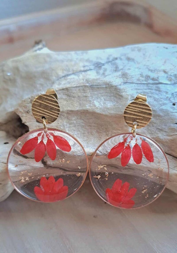 Boucles d'oreilles fleurs séchées pâquerettes colorées et particules de feuilles d'or