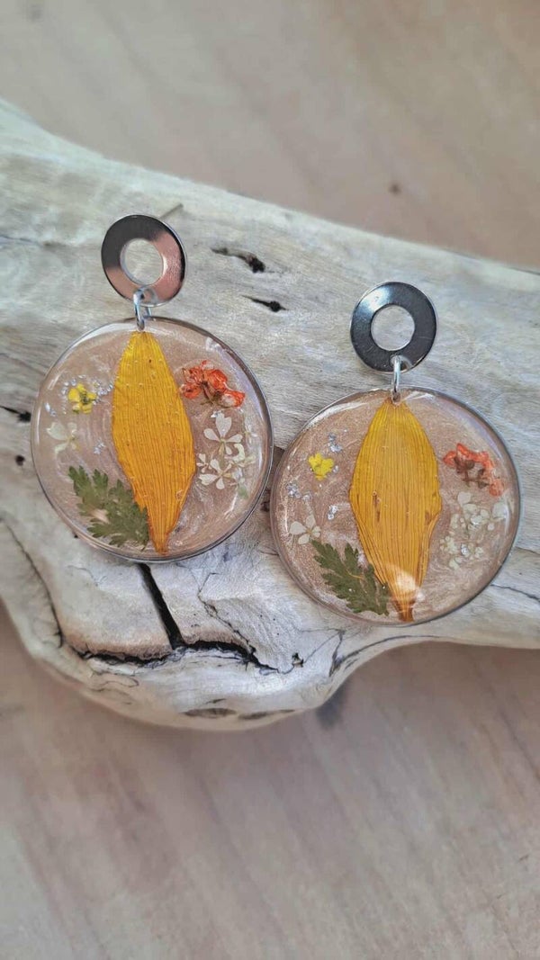Boucles d'oreilles fleurs séchées tournesol et particules de feuilles d'or
