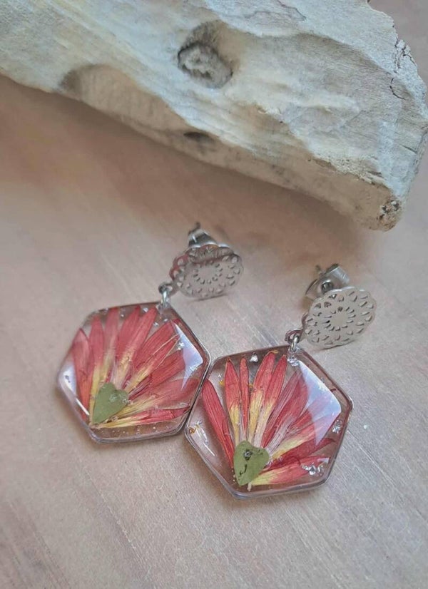 Boucles d'oreilles fleurs de Gerbera et particules de feuilles argent