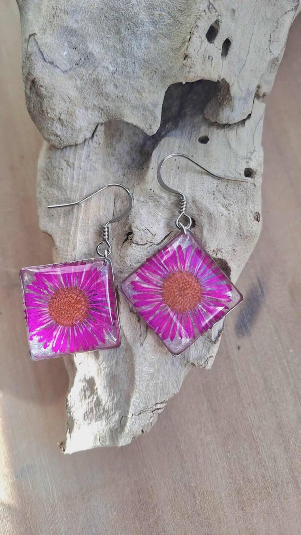 Boucles d'oreilles fleurs séchées Pâquerettes pompon et particules de feuilles argent
