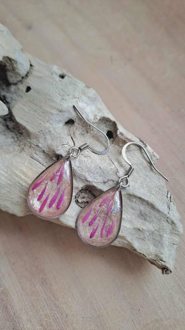 Boucles d'oreilles fleurs séchées de pâquerettes pompon et particules de feuilles argent