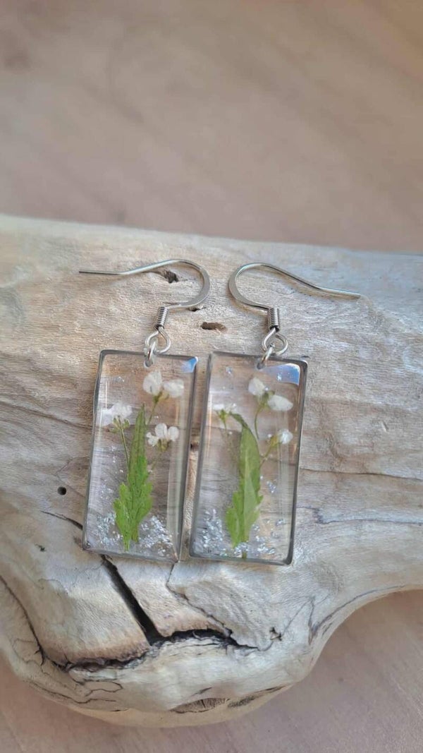 Boucles d'oreilles fleurs séchées de Lantana, fougères et particules de feuilles argent