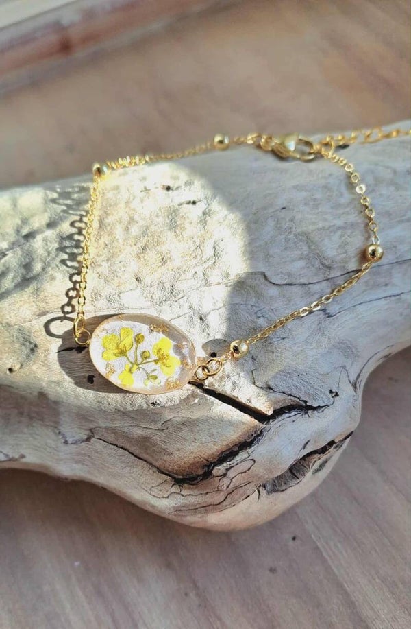 Bracelet doré avec fleurs de Lantana séchées