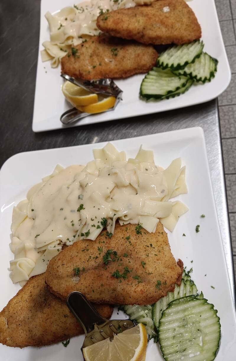 Backfisch an Bandnudeln in Sahnesauce