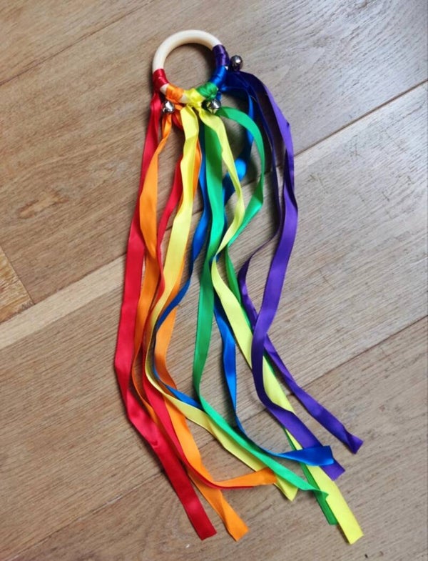 Danslinten, zwierezwaaier, handvlieger regenboogkleuren met belletjes