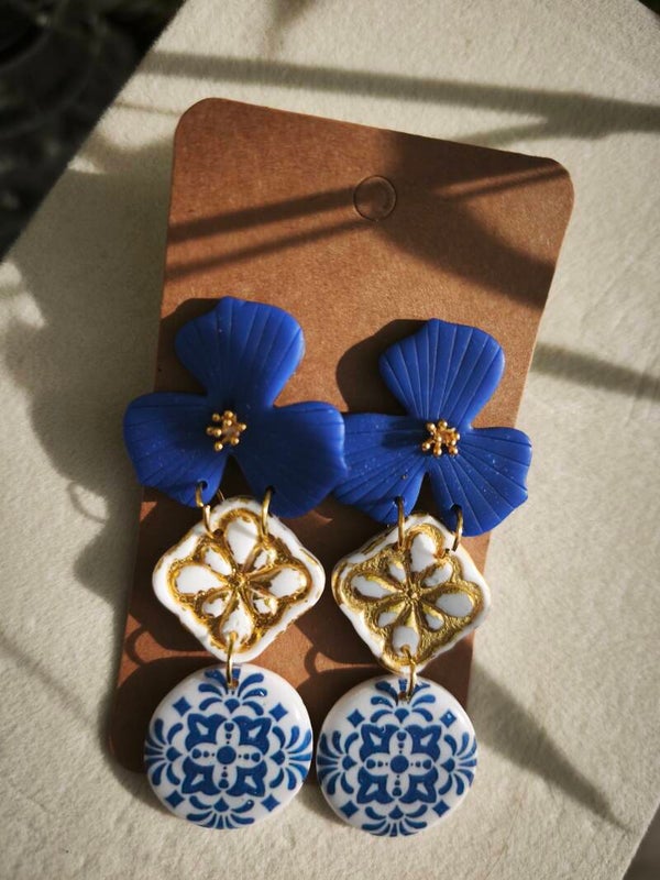Boucles d'oreilles fleur bleu roi 2