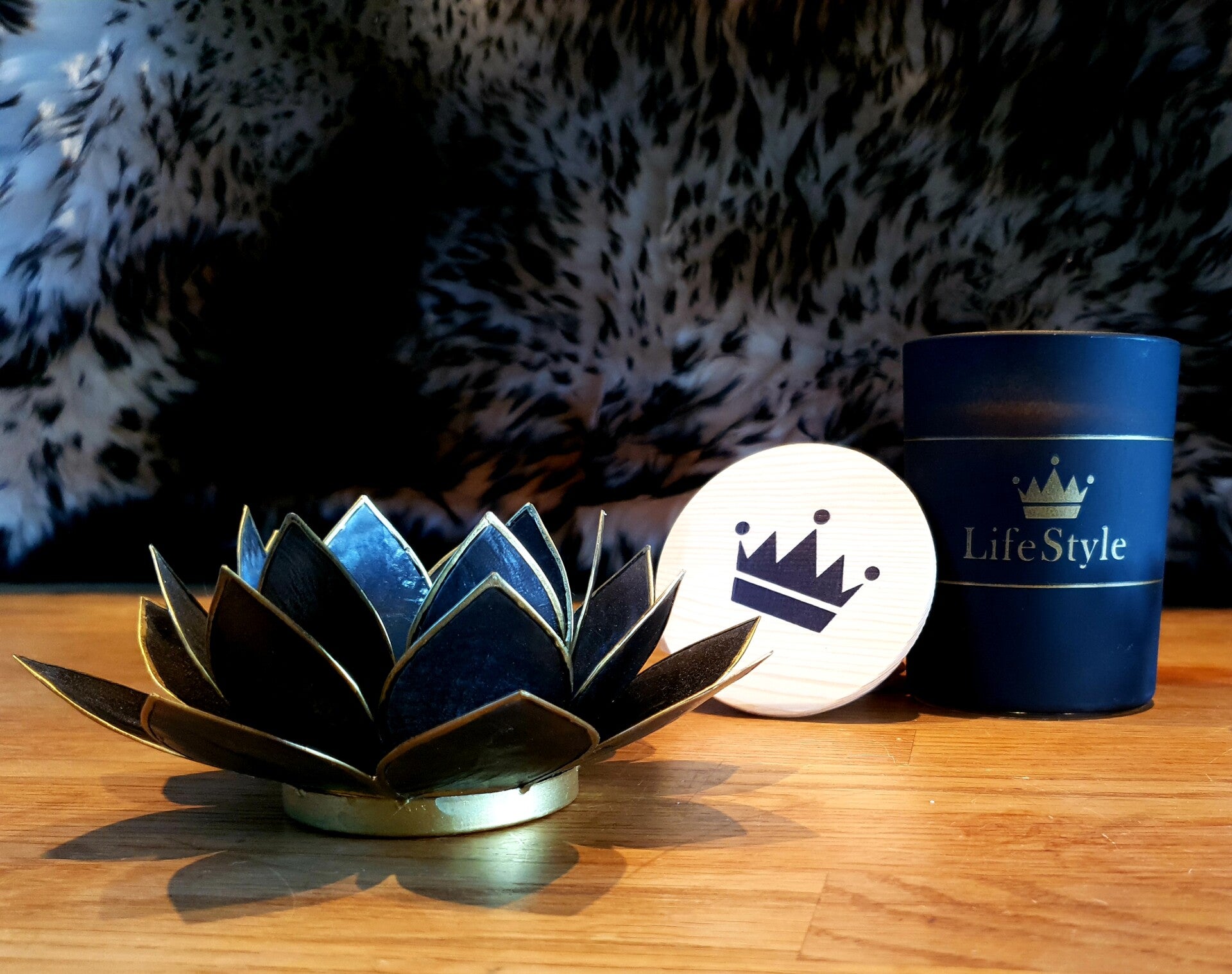 combo pakket Lifestyle candle Cozy Fireside + zwart/gouden lotus theelichthouder