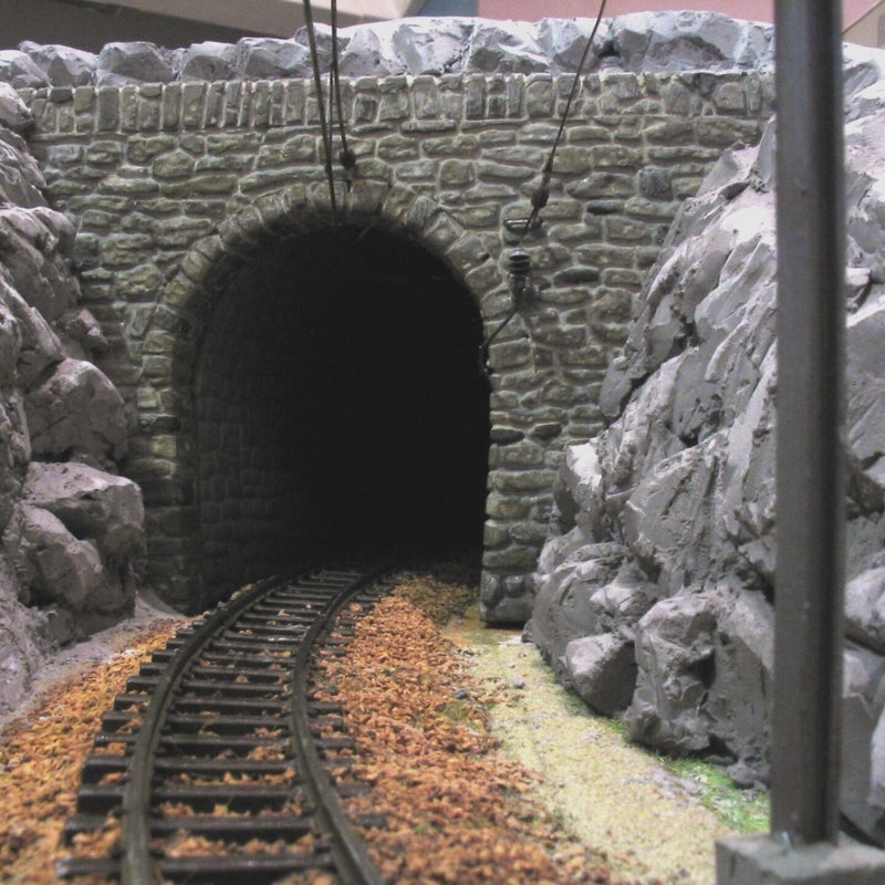 Iets verbreed portaal vanwege de bocht in het spoor.