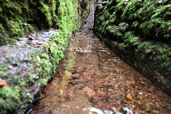 Bach zwischen zwei Felsen