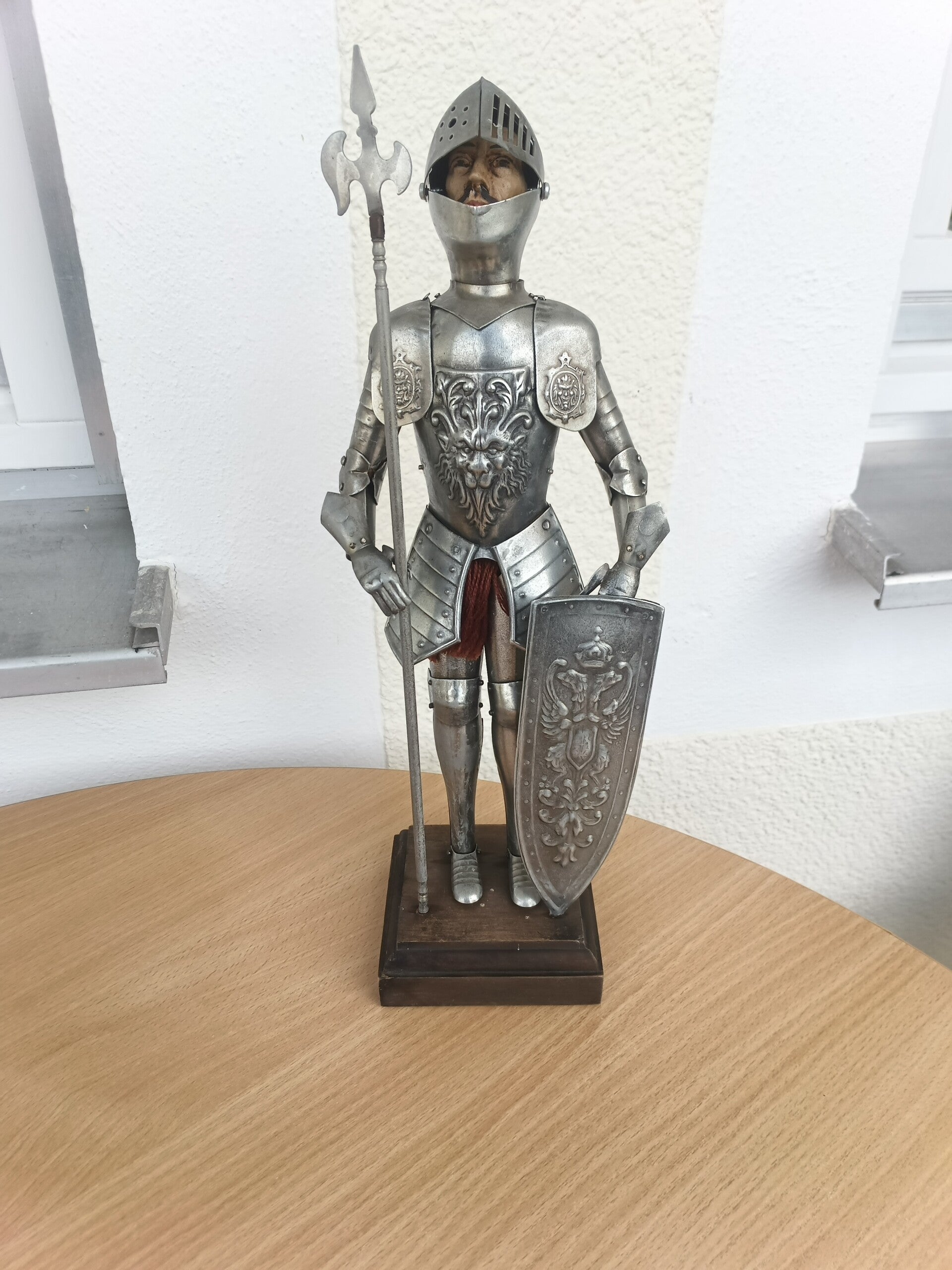 Edelstahl Ritter mit Lanze und Schild