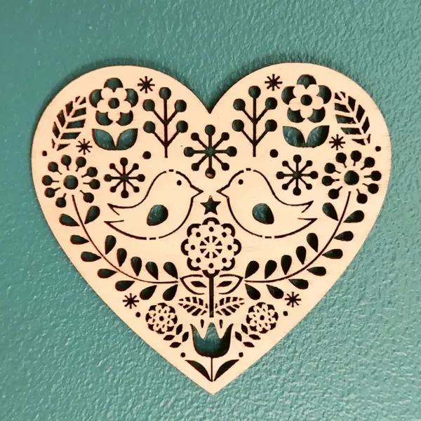 Cœur décoratif en bois - motif 8