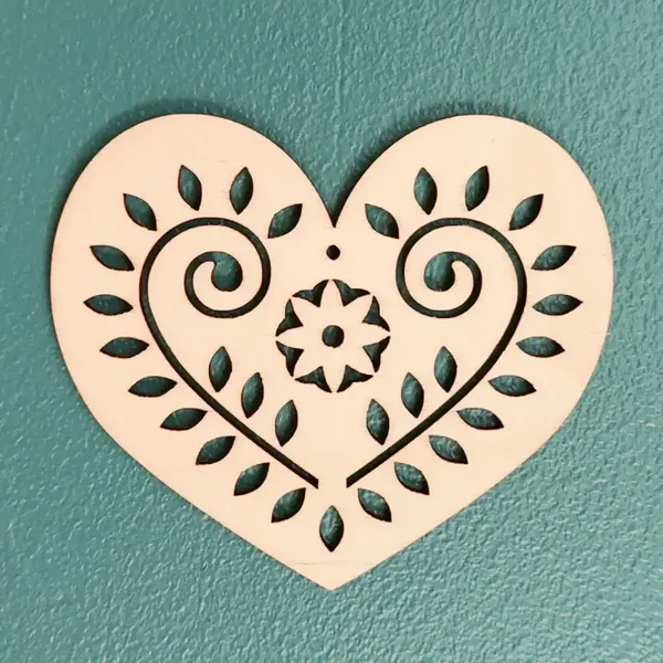 Cœur décoratif en bois - motif 4