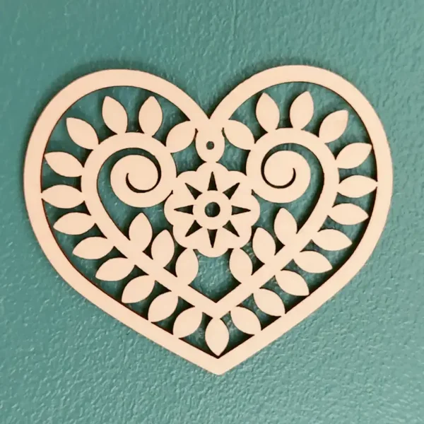 Cœur décoratif en bois - motif 3