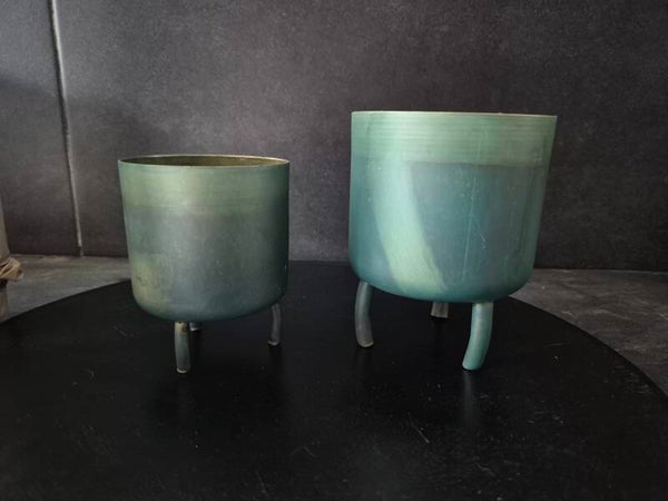 2 groenkleurige bloempoten op poten