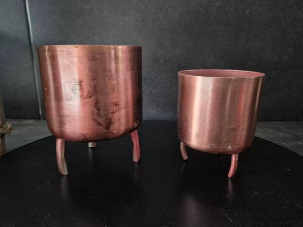 2 koperkleurige bloempotten op poten