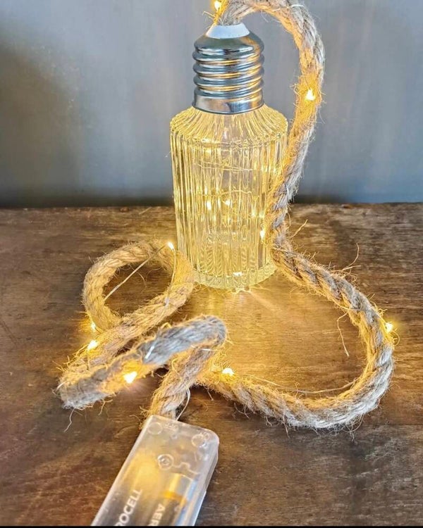 Glazen lamp aan jute