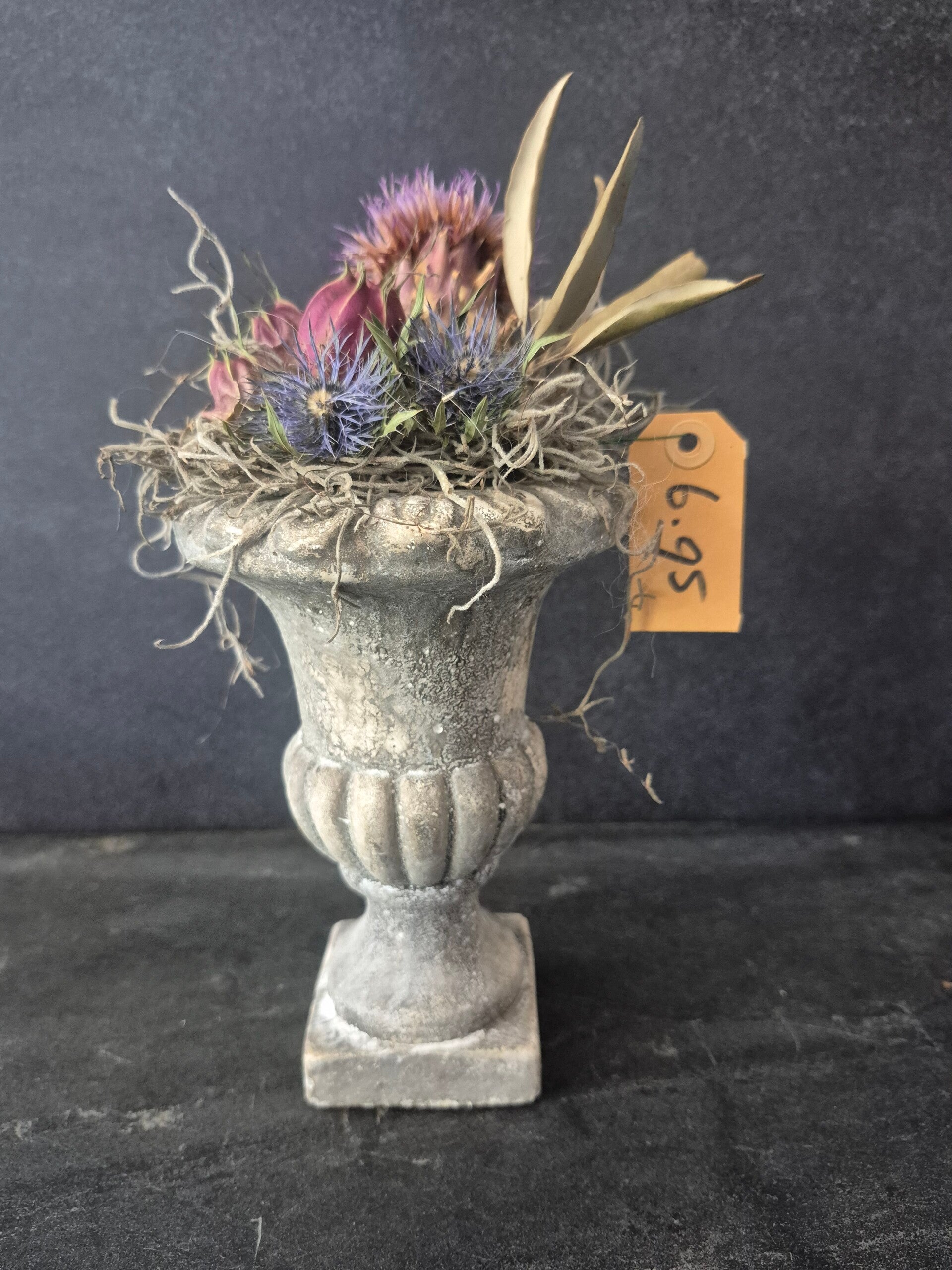 Romeinse kelk met droogbloemen