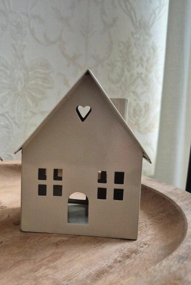 Beige huis met harten ramen