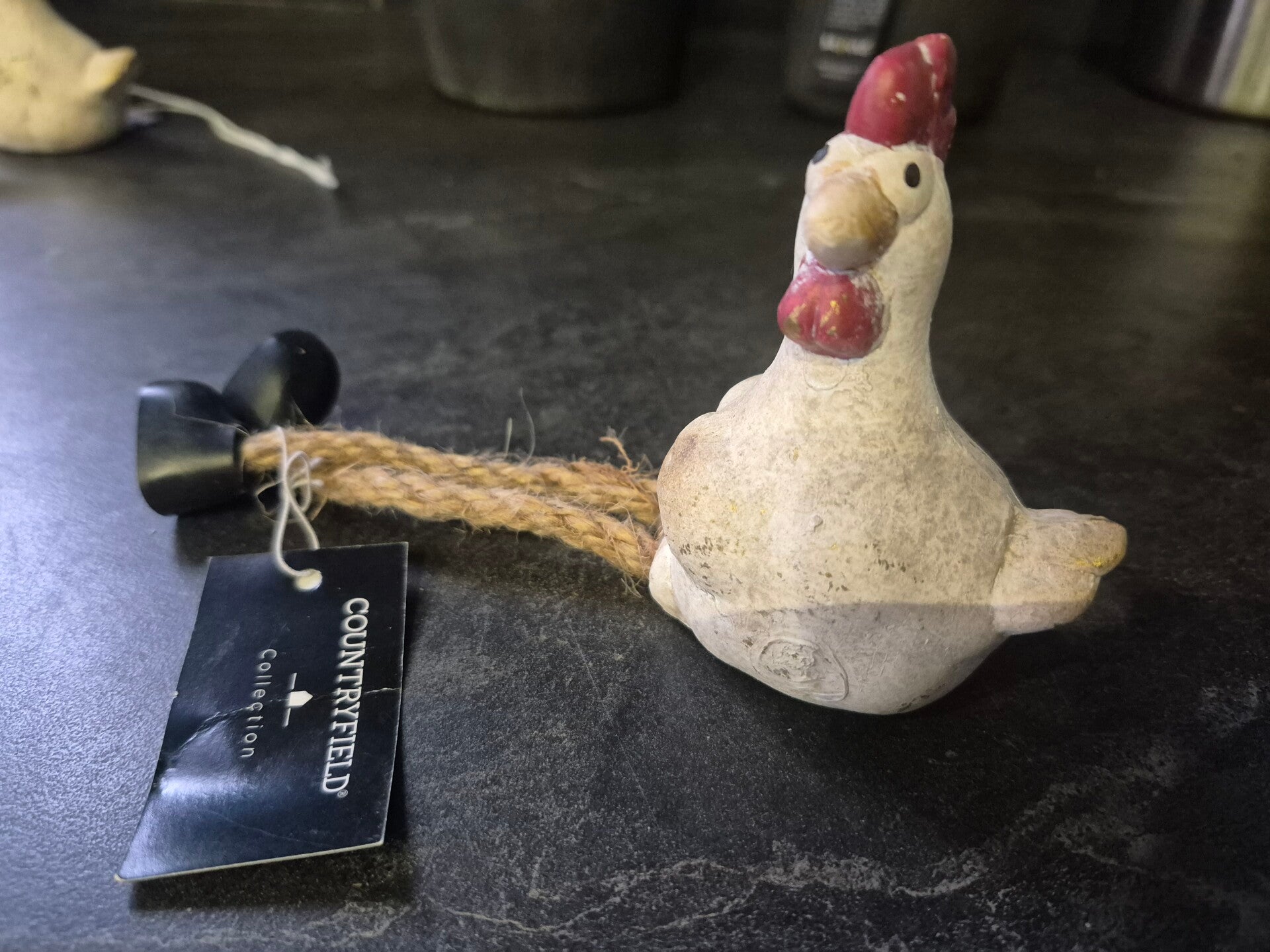 Countryfield kip met hangende benen.