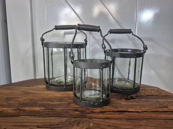 Set van 3 metalen windlichten met handgreep.