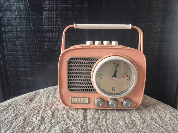 Retro klok/spaarpot in radiovorm.