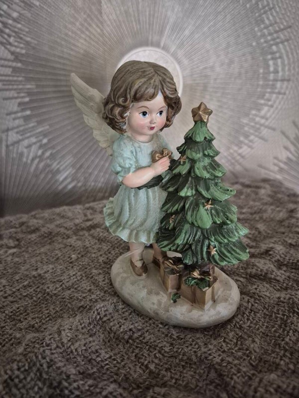 Engel Clara met kerstboom