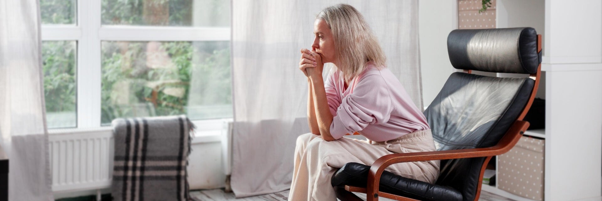 Persoon met uitputting en sombere klachten bij burn-out of depressie