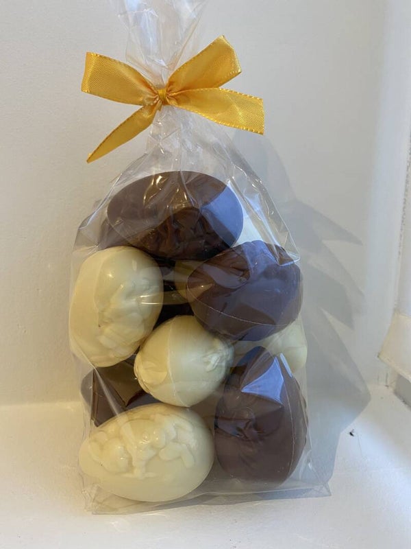 zakje van 12 eieren mengeling: witte chocolade (6) - melkchocolade (6) paaseieren