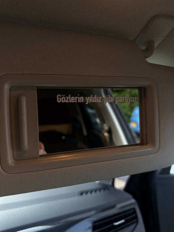 Gözlerin yıldız gibi parlıyor