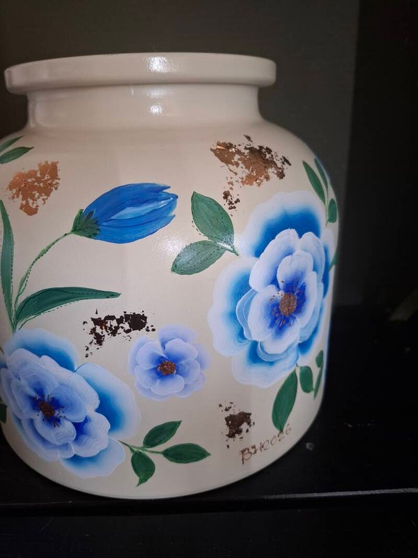 Vaas Blauw 22 cm hoog 24 cm breed.