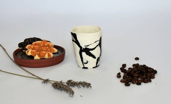 Porseleinen espresso mok met zwarte accenten