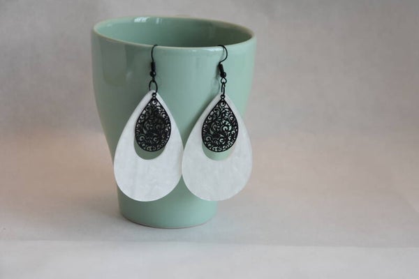 DRUPPELVORMIGE OORBELLEN BLACK & BRIGHT WHITE - BJ#10