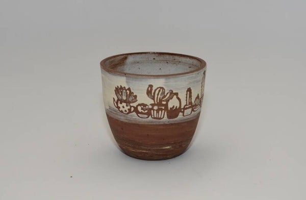 Leuk potje van rode klei met wit en plantenmotief