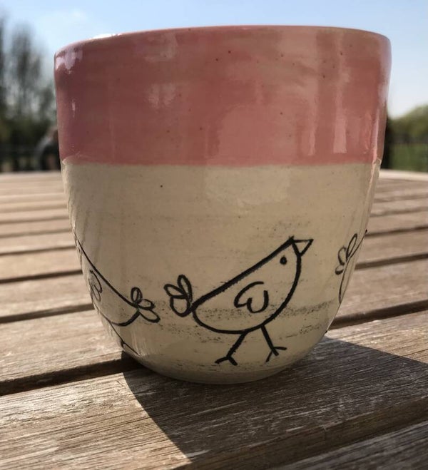 Porseleinen wit met roze mok met kippetjes