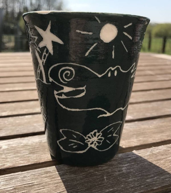 Porseleinen blauwgroene mok met nijlpaard