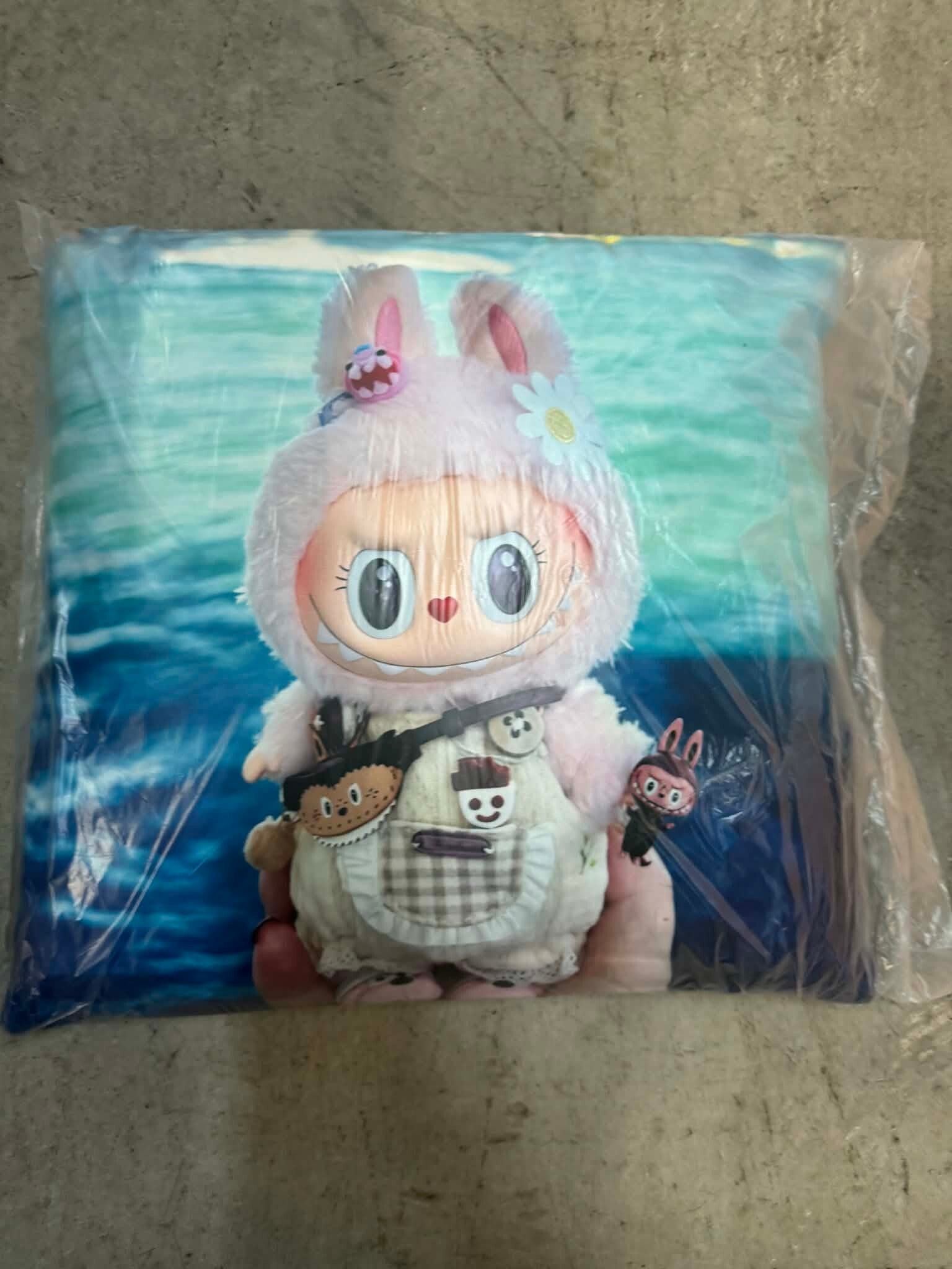 Coussin labubu
