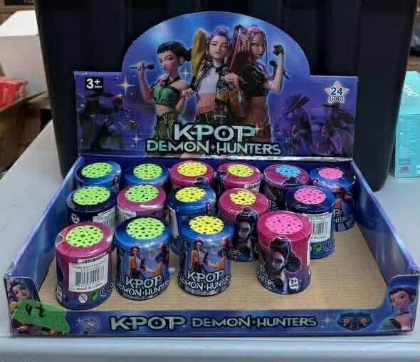K pop spring avec figurine couleur mystere