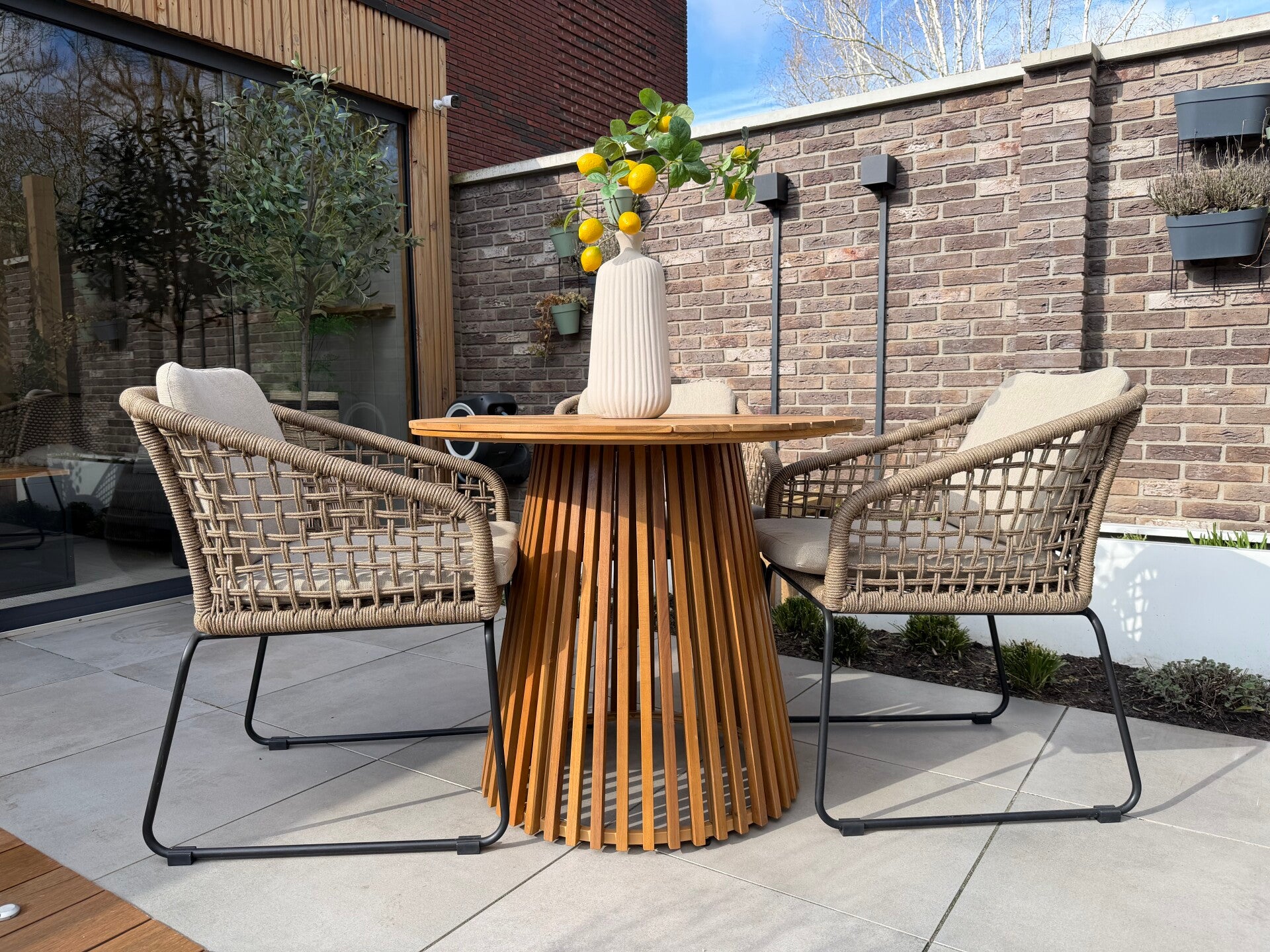 ronde tuintafel van action van acacia hout en met latjes