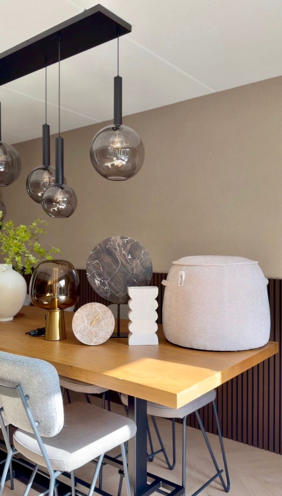 Tafel met Light and Living items