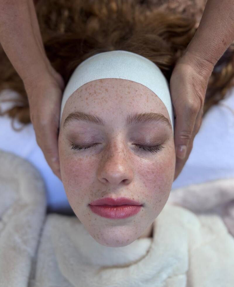 Ontspannende gezichtsmassage bij schoonheidssalon Huid en Harmonie in Alphen aan den Rijn