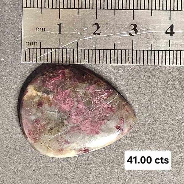 Cabochon Eudialyte