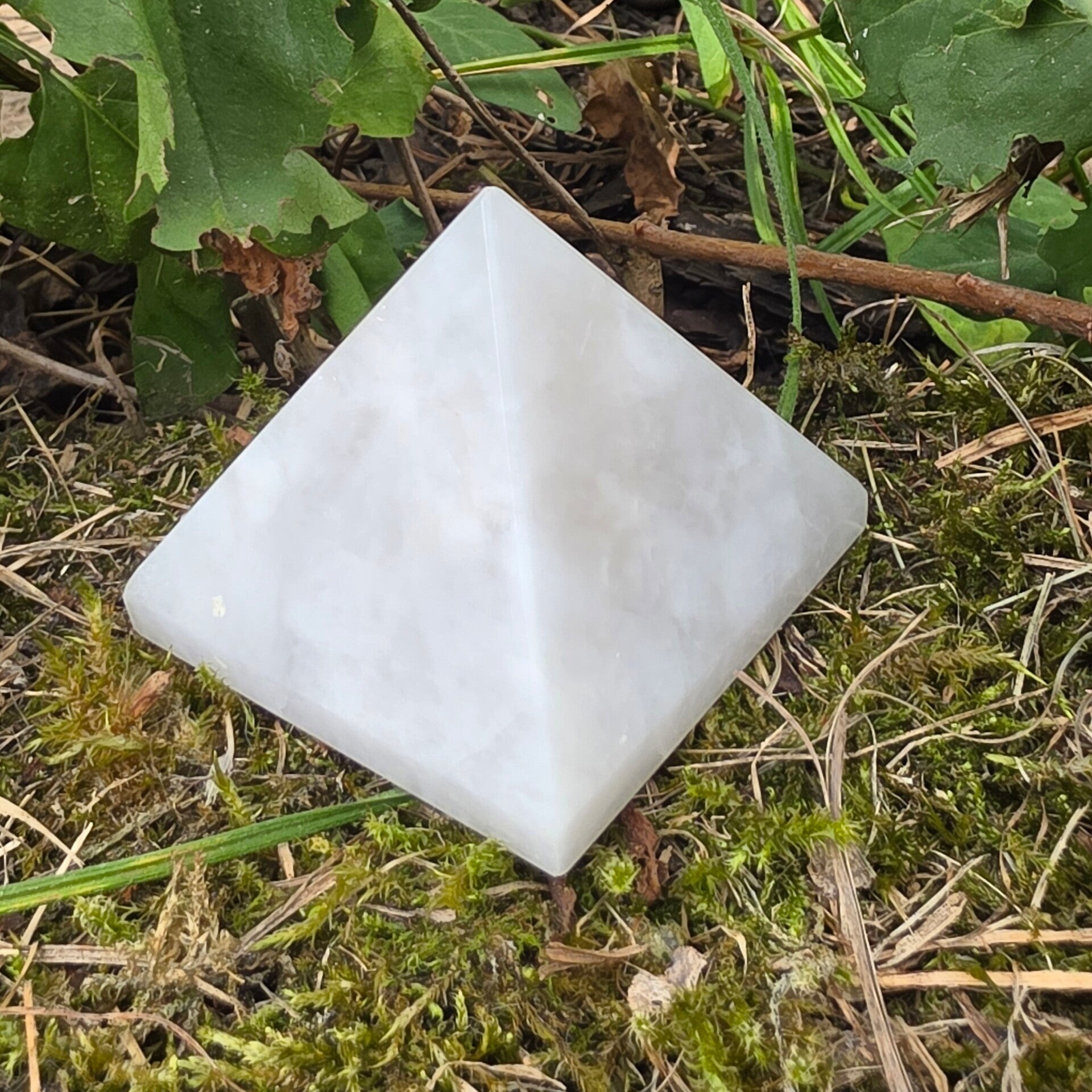 Pyramide Quartz Laiteux