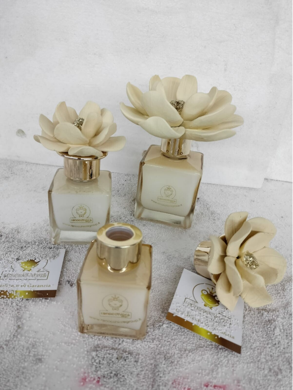 Bagnoschiuma con il fiore colore nocciola