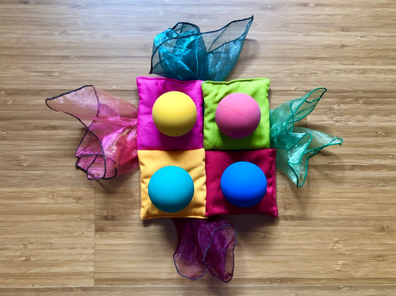 Objets ludiques utilisés pour les exercices d'intégration des réflexes archaïques, favorisant le développement et l'équilibre personnel.